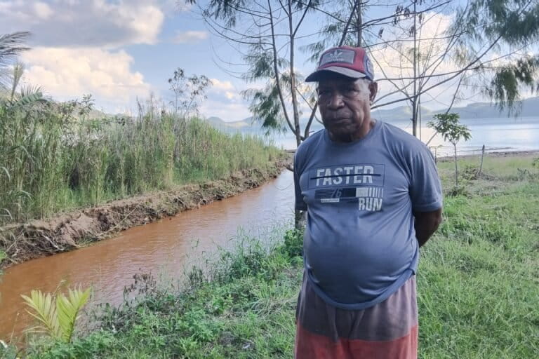 Hans Ohee saat berada di halamannya dekat dengan muara sungai Hubay di Sentani Timur, Kabupaten Jayapura, Papua pada Minggu (26/7/2026). Foto: Larius Kogoya/ Mongabay Indonesia