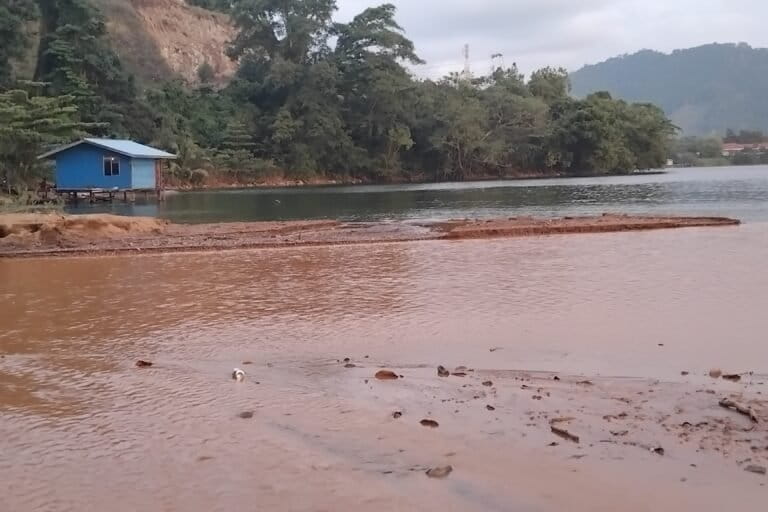 Akibat material lumpur dari aktivitas tambang yang turun ke hilir sungai Hubay. Hal ini menyebabkan terjadi sedimentasi sungai hingga jembatan II menyempit di Kampung Asei, Distrik Sentani Timur, Kabupaten Jayapura, Papua pada Sabtu (25/7/2026). Foto: Larius Kogoya/ Mongabay Indonesia