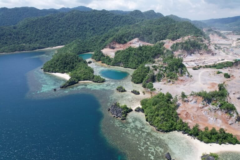 Aktivitas tambang batu gamping berbatasan langsung dengan KKD Teluk Moramo. Foto: La Ode Risman Hermawan/ Mongabay Indonesia
