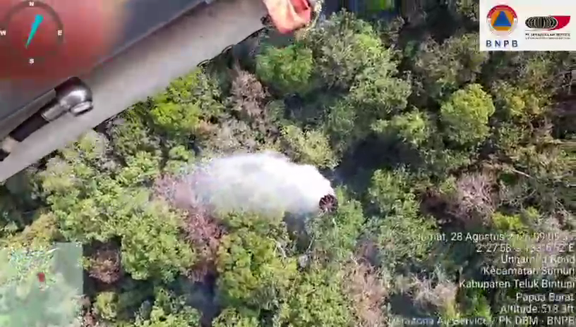 Pengerahan helikopter water bombing untuk pemadaman karhutla di Kabupaten Teluk Bintuni, Papua Barat, Jumat (28/8). Dokumentasi BNPB