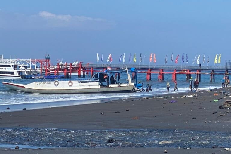 Nelayan di pesisir Kusamba beralih profesi menjadi buruh angkut barang. Barang dari daratan Klungkung diangkut ke Nusa Penida menggunakan kapal. Foto: I Gusti Ayu Septiari/ Mongabay Indonesia