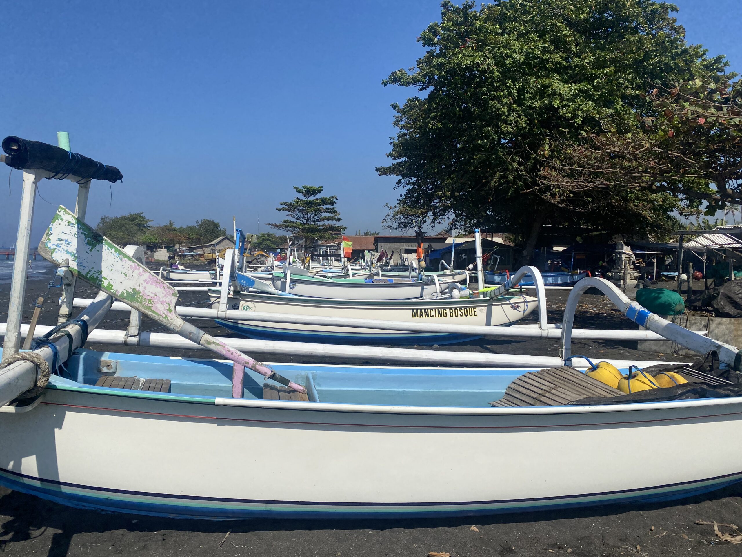 Perahu nelayan berjejer di pesisir Kusamba. Foto: I Gusti Ayu Septiari/ Mongabay Indonesia