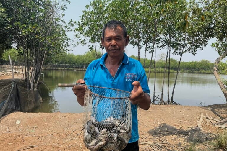 Ma’in menunjukkan hasil tangkapan ikan yang dia dapatkan di tambak. Foto: Anggita Raissa/Mongabay Indonesia