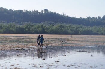 Pesisir dengan zona pasang surut yang luas menjadi tempat yang murah bagi warga di pesisir Takonea mencari ikan. Foto: La Ode Risman Hermawan/Mongabay Indonesia