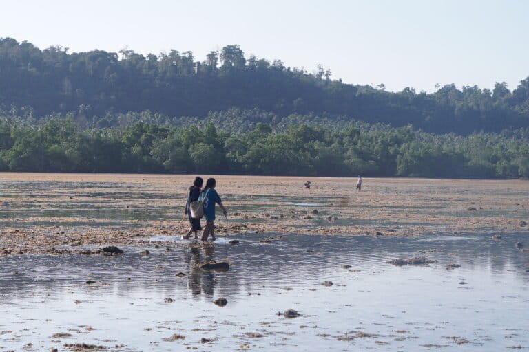 Pesisir dengan zona pasang surut yang luas menjadi tempat yang murah bagi warga di pesisir Takonea mencari ikan. Foto: La Ode Risman Hermawan/Mongabay Indonesia