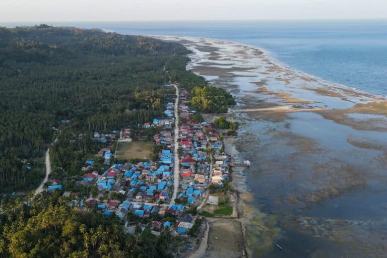 Bentang alam dari gunung, permukiman, dan pesisir laut di Tekonea, Kecamatan Wawonii Timur, Kabupaten Konawe Kepulauan (Konkep), Sulawesi Tenggara (Sultra). Dok: Jaring Nusa