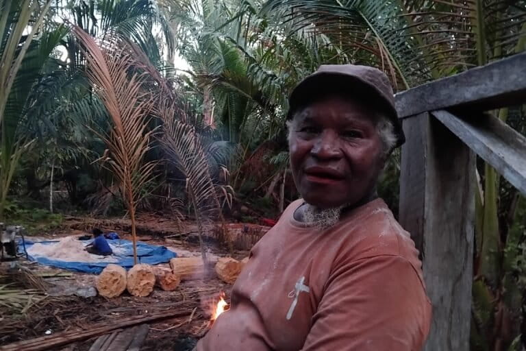 Kepala Suku Marga Tokoro, Hans Tokoro sedang mengelola sagu di Kampung Yoboi, Distrik Sentani, Kabupaten Jayapura pada Rabu (19/8/26). Foto: Larius Kogoya/Mongabay Indonesia