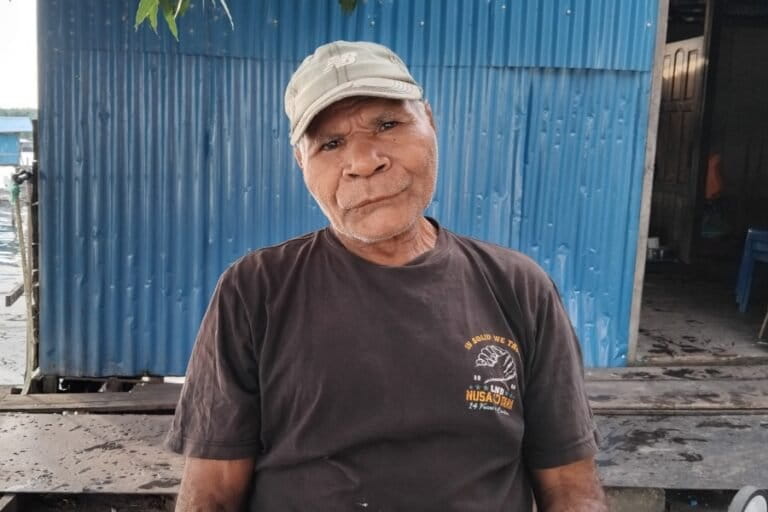 Yanpit Wally (72) Ondofolo (Kepala Suku Adat Besar) Kampung Nendali, Selasa (22/9/26) Distrik Sentani Timur, Kabupaten Jayapura, Papua, Selasa (22/9/2026). Foto: Larius Kogoya/Mongabay.