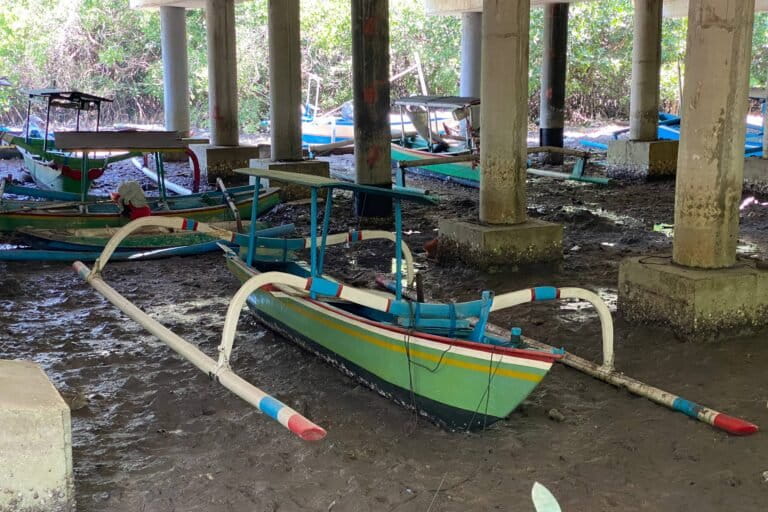 Perahu nelayan terbengkalai di bawah Jalan Tol Bali Mandara. Foto: I Gusti Ayu Septiari/ Mongabay Indonesia