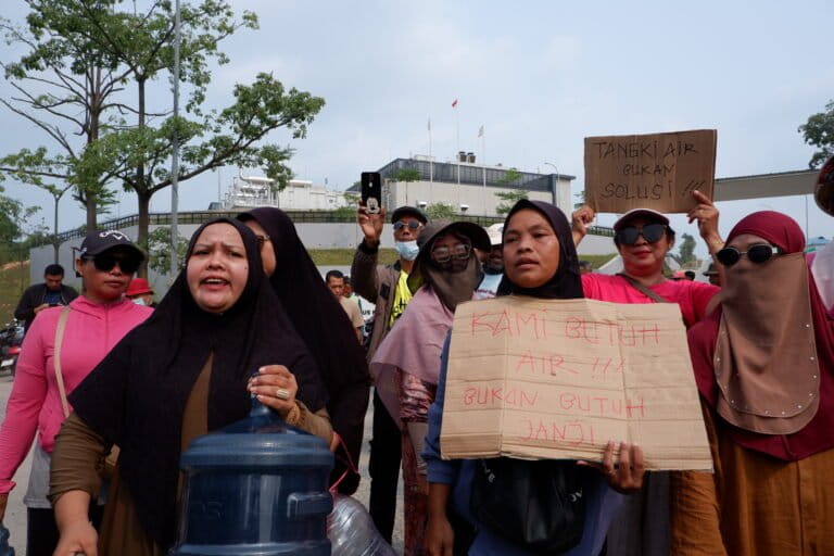 Galon Kosong di Gerbang Data Center, Warga Batam Tuntut Air Bersih