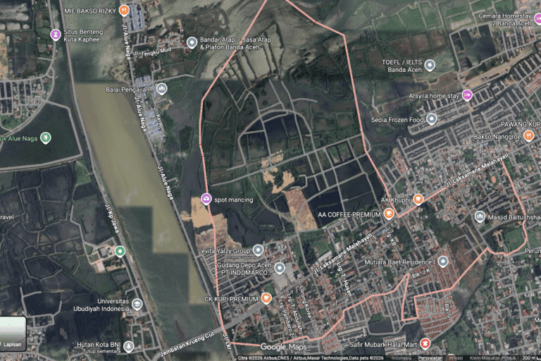 Citra satelit Google Maps memperlihatkan alih fungsi rawa mangrove dan bekas tambak udang yang kini telah ditimbun dan berdiri kompleks perumahan. Diolah: Nurul Hasanah/Mongabay Indonesia
