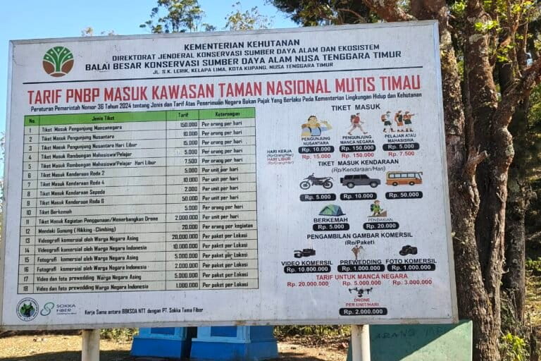 Papan informasi tarif Penerimaan Negara Bukan Pajak (PNBP) untuk masuk kawasan Taman Nasional Mutis Timau terpasang di depan Kantor Resort KSDA Mutis Timau, Fatumnasi. Foto: Mario Sara/Mongabay Indonesia